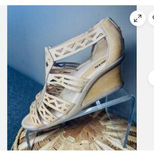 Earth Women's Sz 9.5 Petal Back Zip Wedge Heeled Sandals Laser Cut Leather Sand